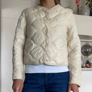 Beige jacka från Mango - Snygg beige/benvit quiltad jacka från Mango!💕 Storlek: S