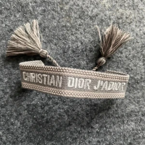 Ljus grå dior armband  - Jätte snygg dior armband skicka medellande vid frågor🙏, har två till inne på min profil