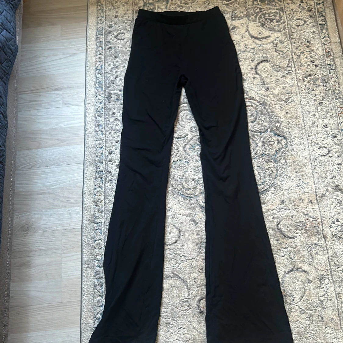 Svarta utsvängda byxor i bomull