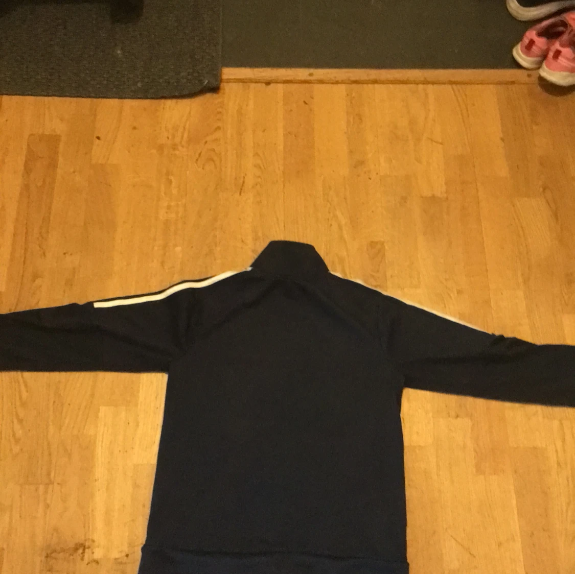 Blå adidas träningsjacka med vita ränder - 1