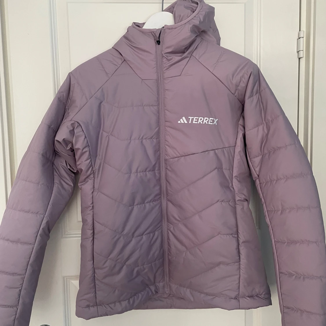 Ljuslila pufferjacka från Adidas Terrex