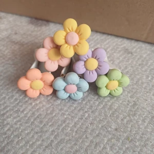 Färgglada blomringar i pastell - Säljer ett set med sex blommor till bilen