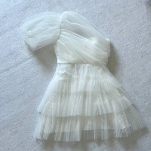 By Malina klänning  - Superfin vit klänning i tyll med volanger och one shoulder💖 Perfekt för studenten 