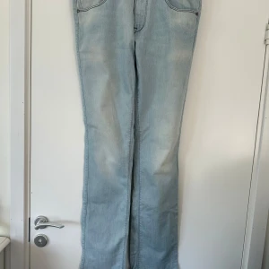 Ljusblå jeans från Emilio - Snygga ljusblå jeans från Emilio i nästan nyskick. Praktiska fickor fram och bak och snygga svarta läderdetaljer. Kvalitetsjeans som tyvärr är för små för mig nu.   Kolla gärna mina andra annonser också, samfraktar gärna. 😊