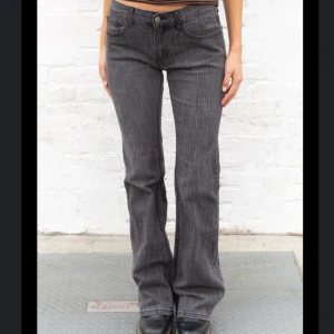 bootcut jeans från brandy Melville  - Snygga utsvängda jeans med låg midja från brandy Melville, köpta i usa. Oanvända med prislapp kvar. 