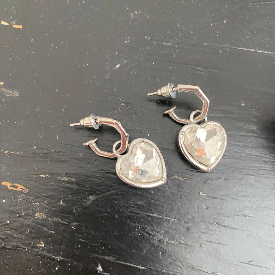 Silverfärgade hjärtformade örhängen med kristall - 2