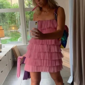 Rosa volangklänning Zara - Supersöt klänning från Zara. Passar xs-m. Finns ett stygn fel i ryggen men inget man tänker på, även en fläck inuti i ryggen