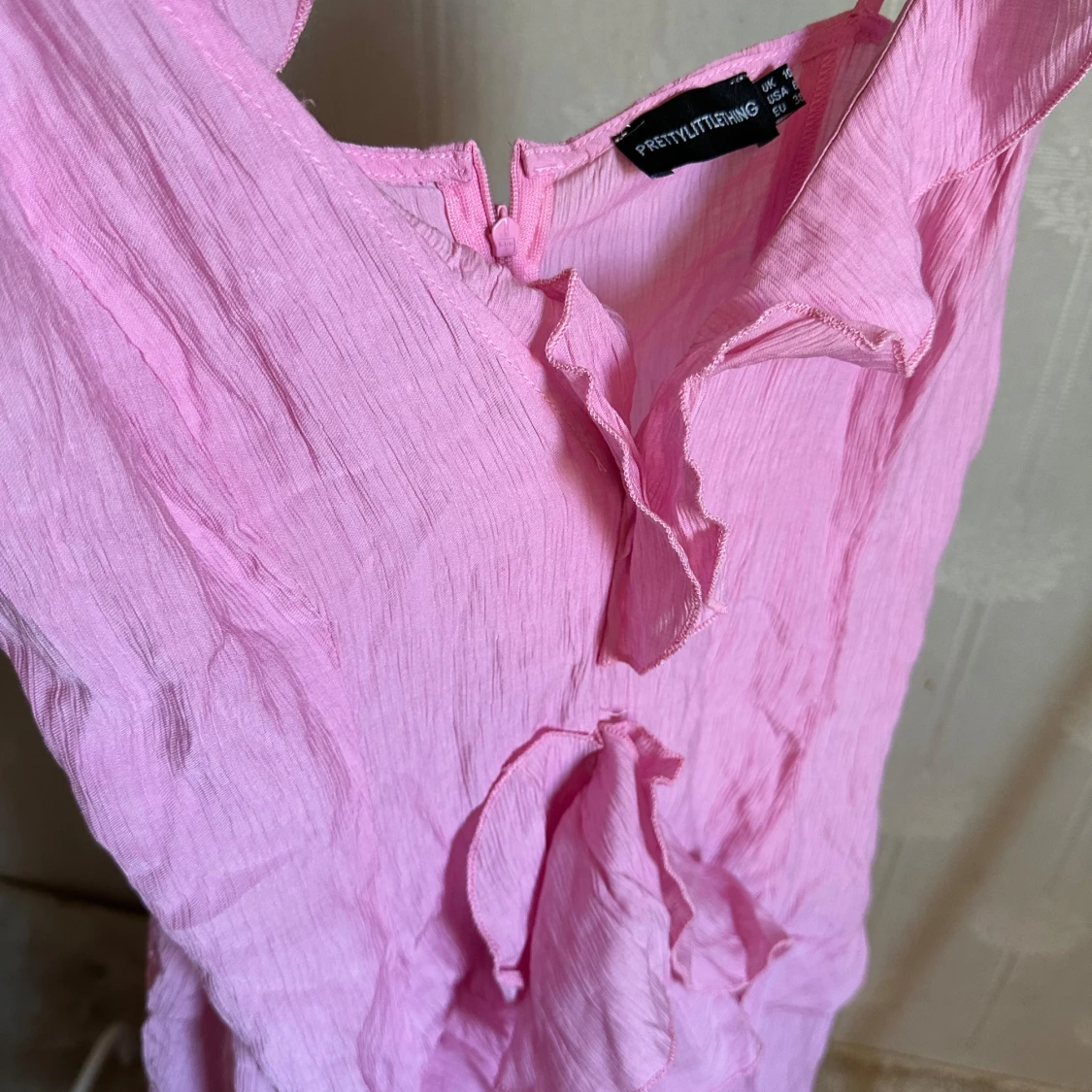Rosa volangklänning från PrettyLittleThing - 3