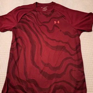 Under armour tröja  - Skick som ny vad jag kan se. Bilderna visar allt. Herrstorlek m står vid insadan av nacken. 
