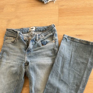 Ljusblå bootcut jeans från 157 - Säljer ett par ljusblå jeans från 157 i modellen Low Boot. Byxorna har klassisk femficksdesign, normal passform över låren och lätt utsvängda ben. Perfekta för dig som gillar en tidlös jeanslook.