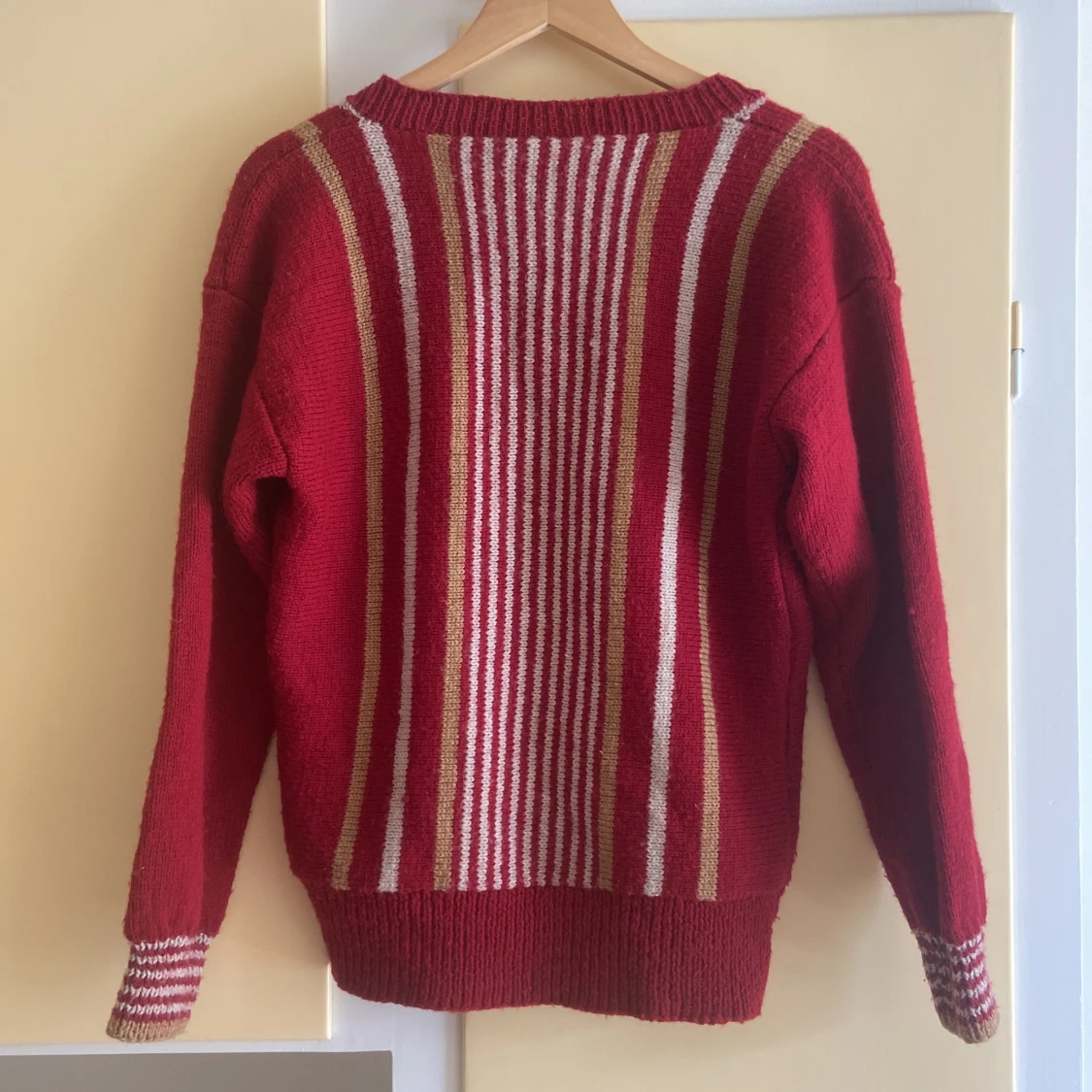 Röd stickad tröja med ränder - 2