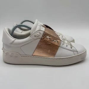 VALENTINO OPEN SNEAKERS - Valentino open sneakers - Skick: 9/10 - Storlek 37 - Tillbehör: Enbart skorna - Nypris 7700kr - deluxecloset 