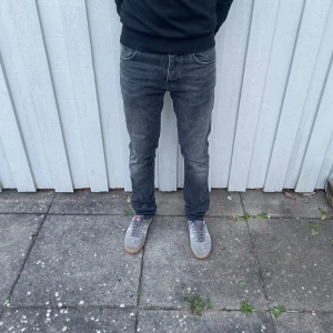 Nudie jeans  - Nudie jeans - Modell: Grim Tim - Storlek: W28/L32 - skick: 9/10 - Nypris runt 2000kr