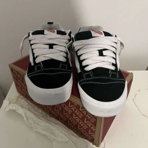 Vans knu school Svarta och vita - Säljer ett par Vans knu school i svart och vit. Skorna är perfekta för en avslappnad streetstil, de är jätte sköna och väldigt stiliga. Dem är storlek 46 fast dem passar mindre storlekar som tex 44-45.  Dem är helt nya aldrig andvända och kommer med original förpackning. Dem kostar originalt 1000 kr men jag säljer de bara för 749. Priset kan diskuteras vid snabb köp. Vid frågor är det bara fråga:)