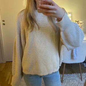 Stickad tröja - Säljer denna jättefina crémefärgade stickade tröjan från Carin Wester🥰