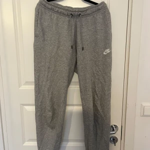 Nike mjukisbyxor - Säljer ett par grå mjukisbyxor från Nike, äkta och i väldigt bra skick. Passar både S och M. Nypris runt 600kr, kommer sälja väldigt billigt💓