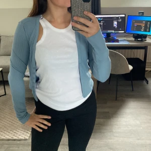 ALLT PÅ BILDEN - Säljer allt tillsammmans för 50kr. Leggingsmaterial på byxorna- utsvängda. Vitt linne + blå kofta 💙