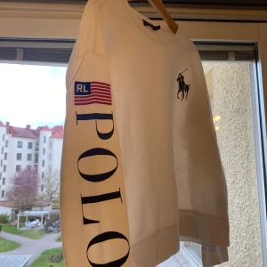 Vit sweatshirt från Ralph Lauren - En snygg ralph lauren sweetshirt i fint skick. Inga hål eller fläckar. Storlek M. 