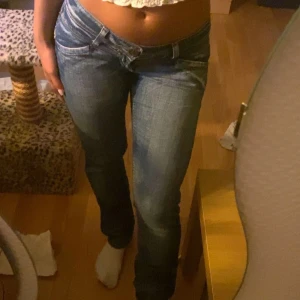 Lågmidjade Jeans - Säljer dessa lågmidjade jeans ifrån Only Jeans i storlek 36! De är raka i modellen 