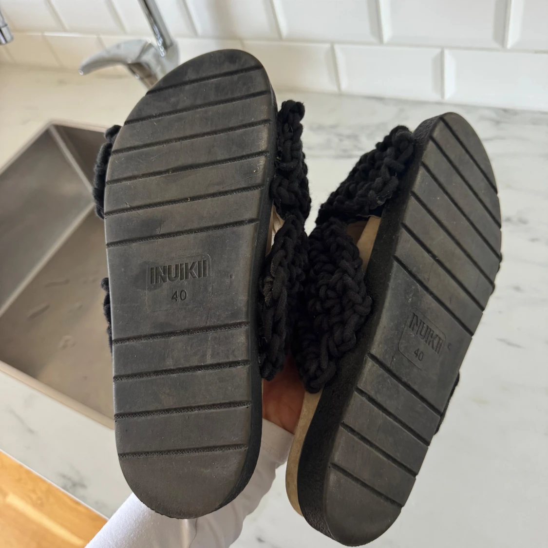 Svarta tofflor från Inuikii - 2