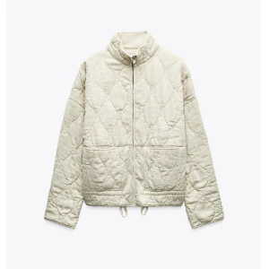 Vårjacka  - Säljer denna helt nya jackan med prislappen kvar från zara. Väldigt eftertraktat och helt slutsåld på hemsidan.  Köpt för 800kr❤️. 