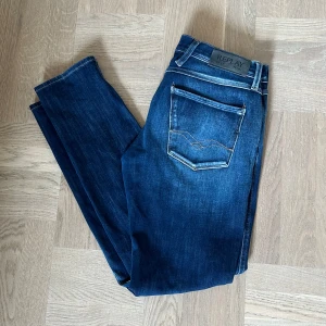 Replay Anbass jeans  - Säljer nu dessa Replay Anbass jeans med riktigt fet mörkblå färg. De är i väldigt fint skick och är i storlek 30! Hör av dig om du har funderingar 🙌🏼