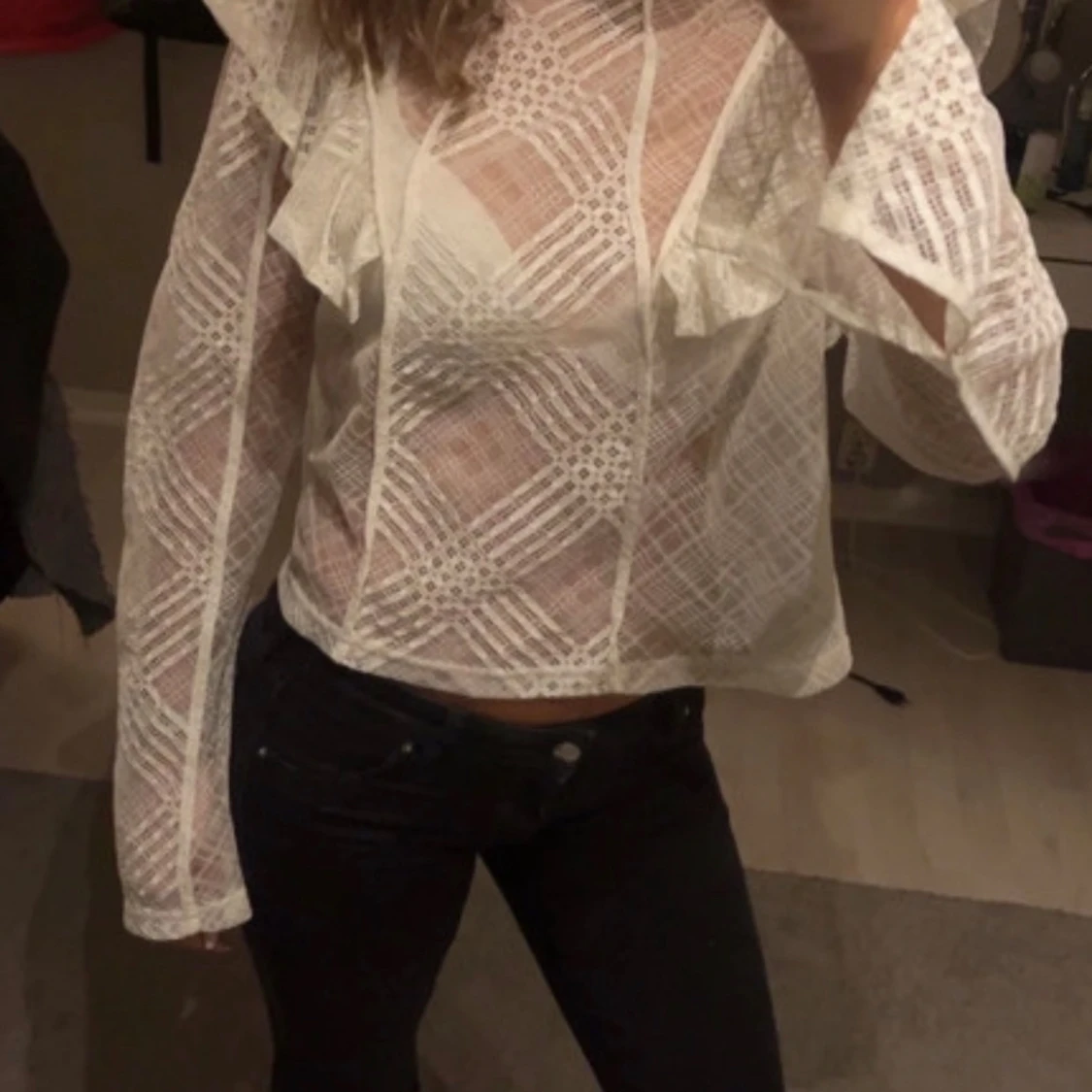 Vit blus med volangdetaljer