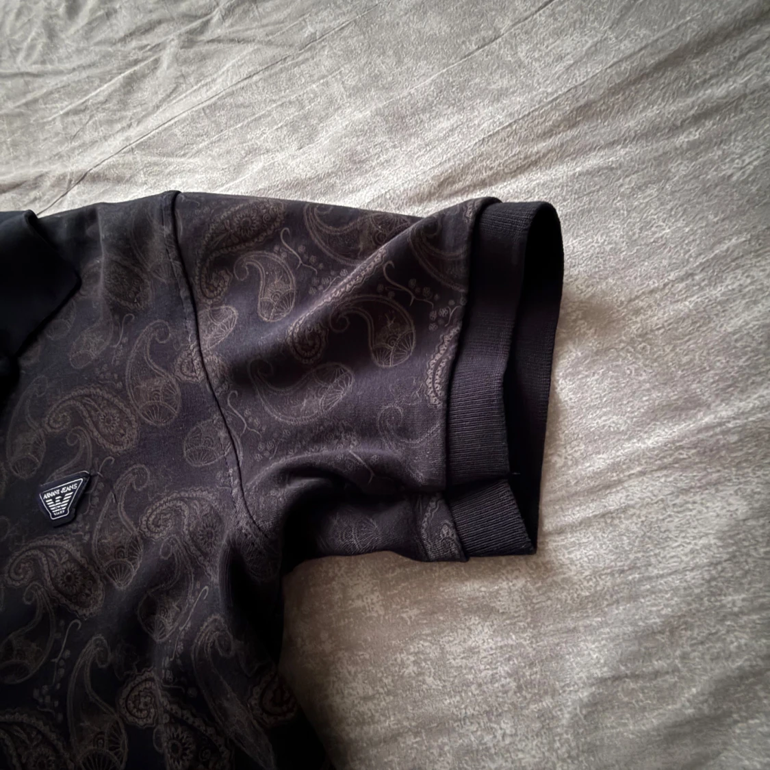 Svart paisleymönstrad pikétröja från Armani Jeans - 3