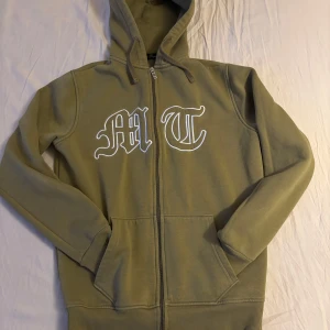 Tuttolente Hoodie - Hej jag säljer min Active boys/ Tuttolente hoodie. Jag har använt den en gång och dustbagen ingår. Väldigt snygg med MT broderat på bröstet och ett snyggt tryck på ryggen. Kom privat om du har någon fråga 😀
