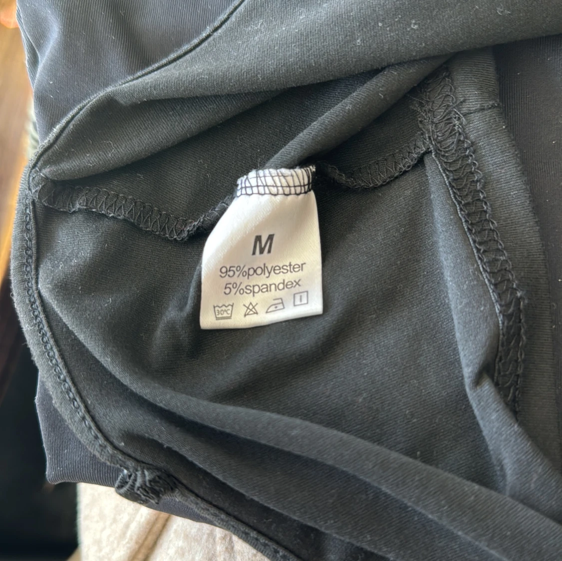 Svart croppad linnetopp med tunna axelband - 2