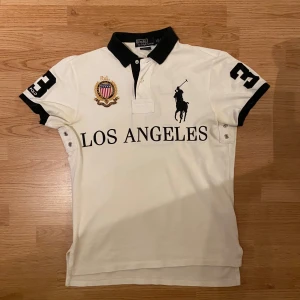 Ralph Lauren Los Angeles Polo / Pike - !skicka bud för snabb affär! Fet Ralph lauren los angeles pike, storlek M. Mycket bra skick, skriv om ni undrar någonting📲