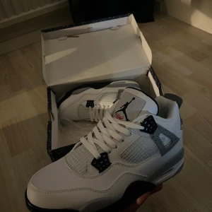 Nike Air Jordan 4 Retro midnight navy - Aldrig använda. Perfekt kvalité 