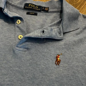 Polo Ralph Lauren Pike  - Säljer denna stilrena Polo Ralph Lauren Piké T-shirt i slim fit, hög kvalitativt material. Inte som de andra vanliga, perfekt nu inför sommaren. Skriv gärna vid intresse och tveka inte att lägga bud!!! 