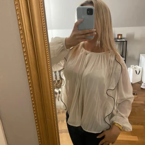 Blus  - Jättesöt blus ifrån Vila, aldrig använd 💗💗