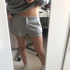 Mjukisshorts - Säljer ett par gråa mjukisshorts från H&M i strl. XS🩶 Legat i garderoben sen 2 år tillbaka.