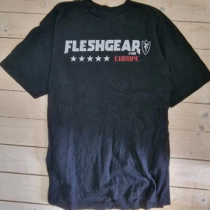 Fleshgear tshirt - Affliction tapout typ tröja. Size xl, fråga om mått om du vill. Perfekt skick. Har katt 