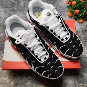Nike Air Max Plus Tn sneakers svart/vit - Nike Air Max Plus Tn sneakers i svart och vitt med tydliga vita linjer och detaljer. Skorna har synlig Air Max-dämpning i sulan, Tn Air-logga på innersulan och hälen samt snörning framtill. Perfekta för dig som gillar sportig och modern stil.
