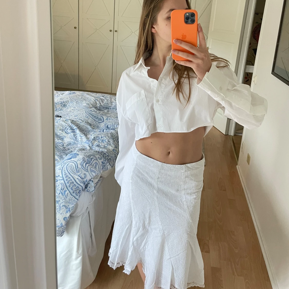 Vit långkjol med broderade detaljer