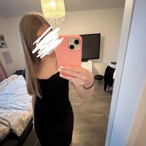 Svart kort klänning med volang - Säljer en svart kort klänning med volangdetaljer vid axlarna och lätt rynkad byst. Klänningen har en söt, feminin passform och är perfekt för dig som gillar en enkel men stilren look. Materialet känns mjukt och följsamt.
