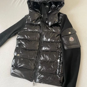 Moncler Cardigan XS - Jag säljer min Cardigan pga att den inte passar mig längre. Den är i nästan ny skick, fick den av min bror för 2 veckor sen. 
