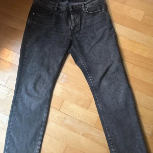Svart/gråa jeans från Neuw - Säljer ett par svart/gråa jeans från neuw nypris 1400 för den här storlek 30/31