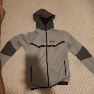 Grå hoodiejacka från Hugo Boss - Säljer en grå hoodiejacka från Hugo Boss priset kan diskuteras .