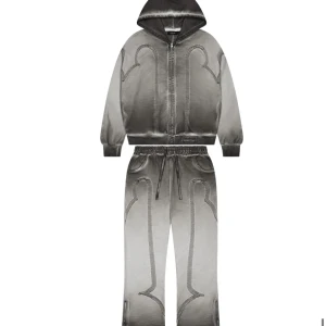 Grå mjukisbyxor med hoodie-set - Säljer ett par helt nya Trapstar grå mjukisbyxor med matchande hoodie. Byxorna har resår i midjan och dragsko samt ett unikt mönster längs benen. Perfekt för en chill och avslappnad stil. Köpta från Trapstar hemsida