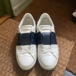 Valentino open navy  - Ett par opens i den mest eftertraktade färgen mäörnblå, skorna är i mycket fint skick och är lätt creasade vid snörena och smått på vissa av sidorna, fråga gärna om fler bilder