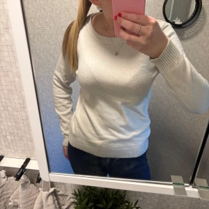 Vit stickad tröja  - Säljer en vit stickad tröja från Vero Moda i storlek M, superfint skick!🥰