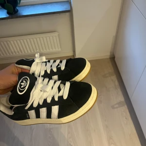 Svarta Adidas Campus sneakers - Klassiska svarta Adidas Campus sneakers använt 4 gånger. 