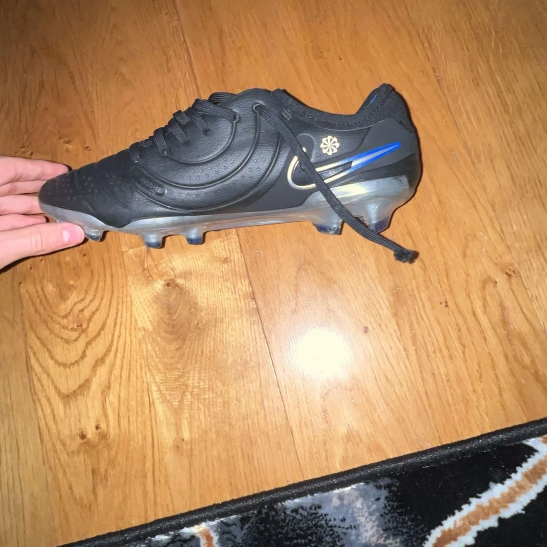 Nike Tiempo fotbollsskor i svart och blå - 2
