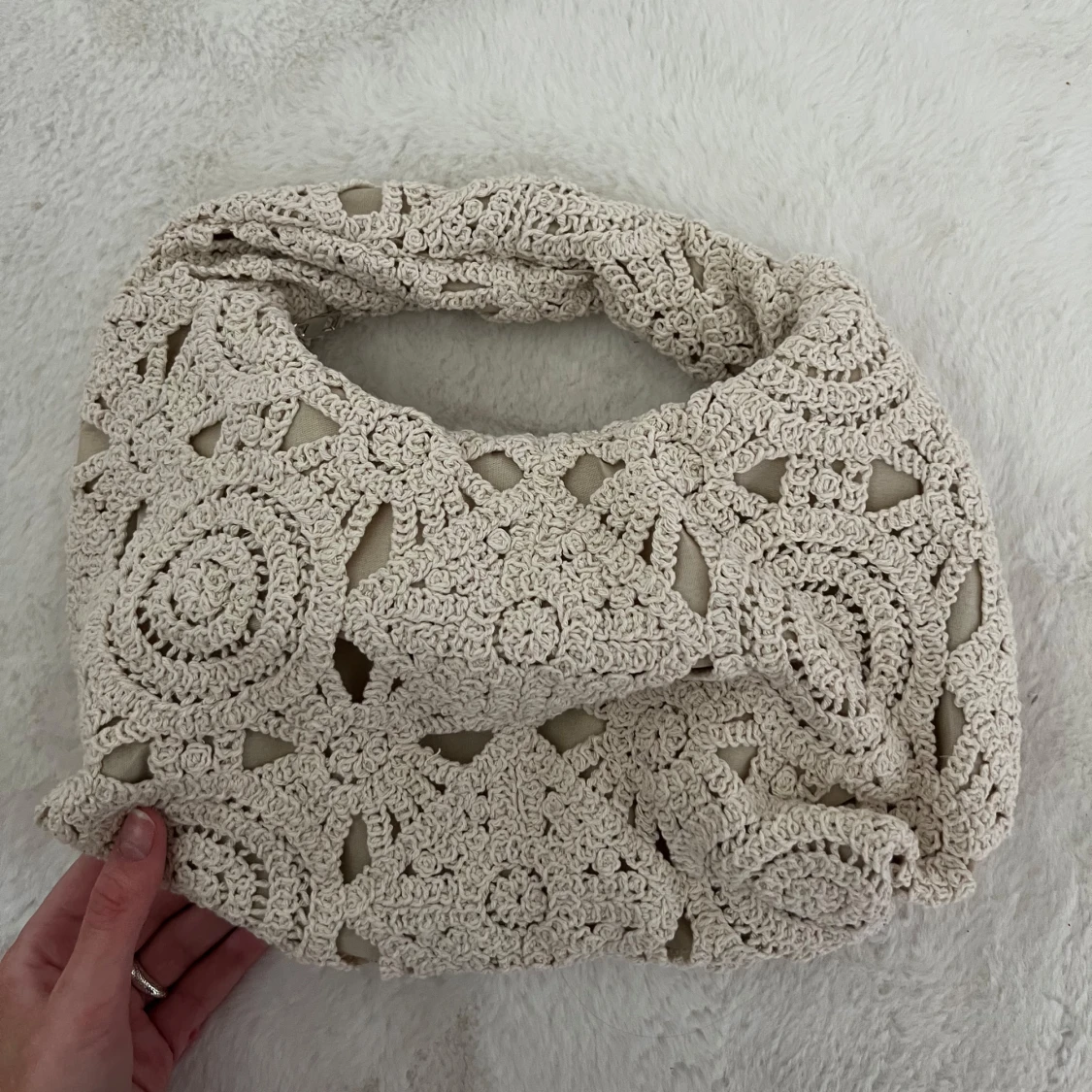 Beige virkad axelväska - 3