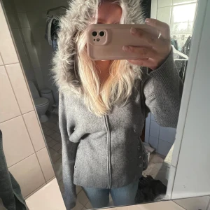 En kofta med pälsluva - Superskön och fin kofta med pälsluva! Det finns snören på sidan som går att knyta på olika sätt💕Storlek S/M