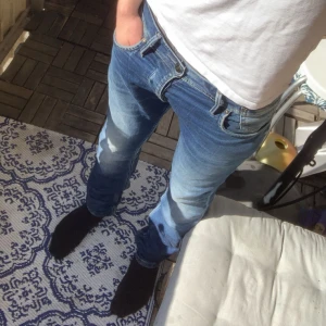 Blå jeans med fade - Ett par blå jeans med riktigt nice fade från märket Jack and Jones. Jeansen är i mycket bra skick.